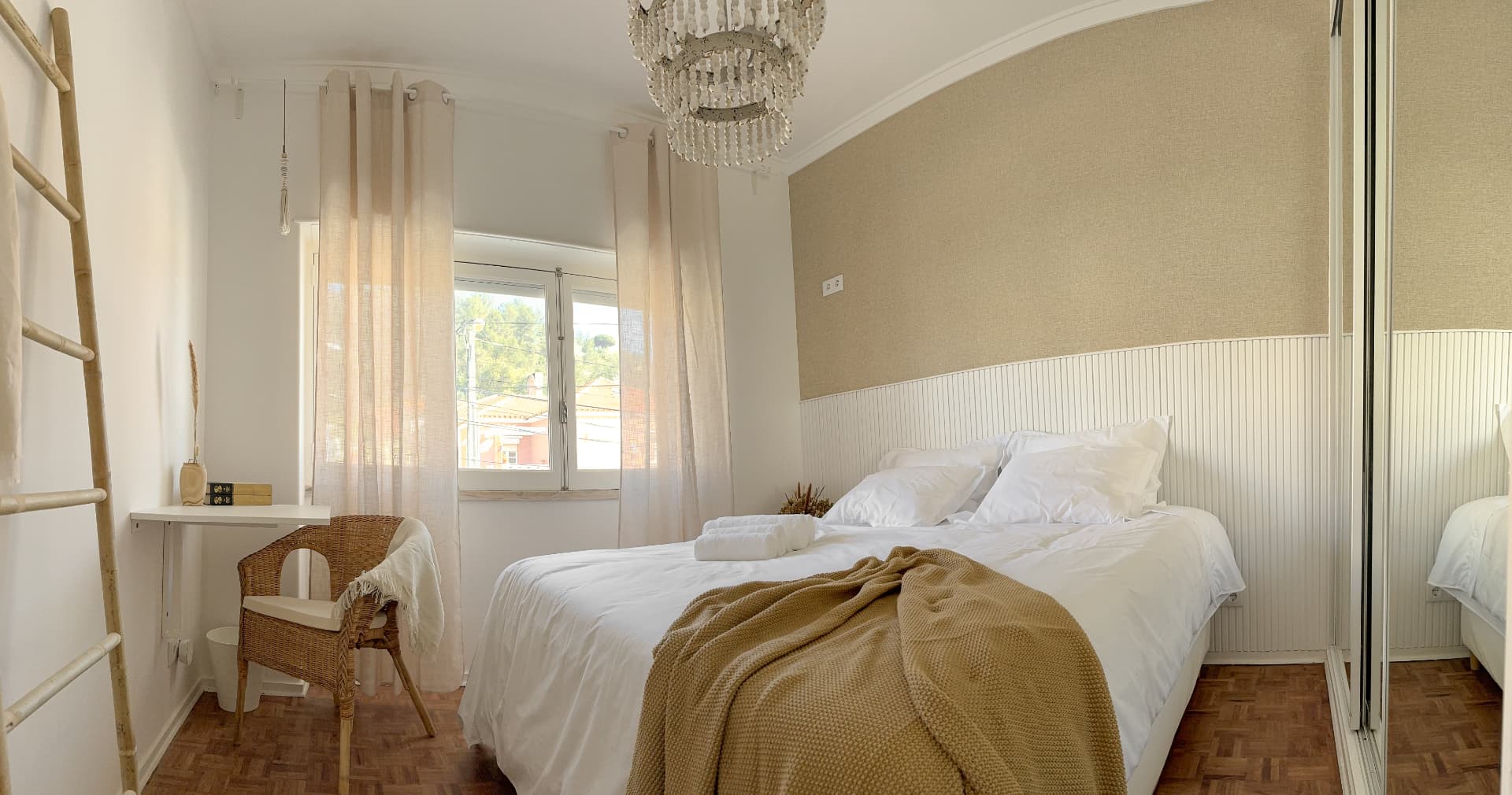 Rainha room with a double bed and natural light